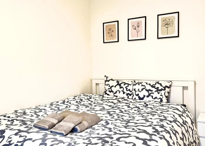 Cozy Room With Private Balcony In Prime Location
