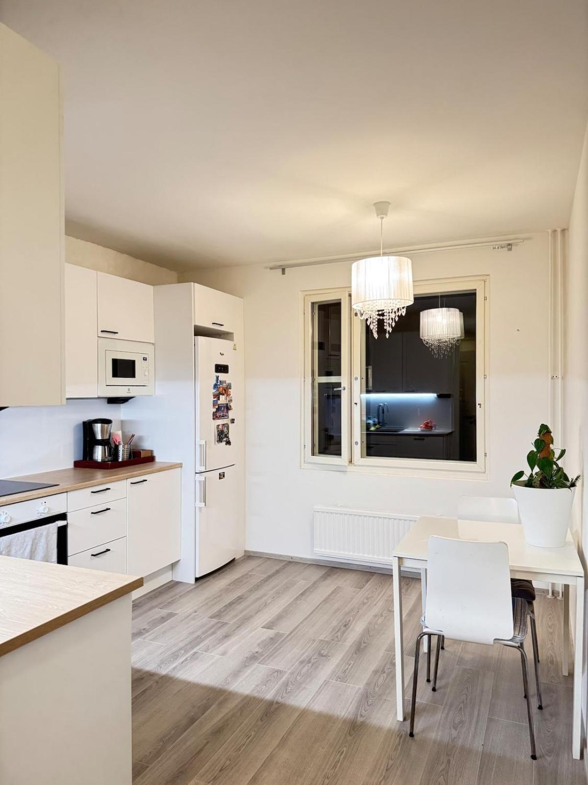 Apartamento Cozy With Private Balcony In Prime Location Helsínquia